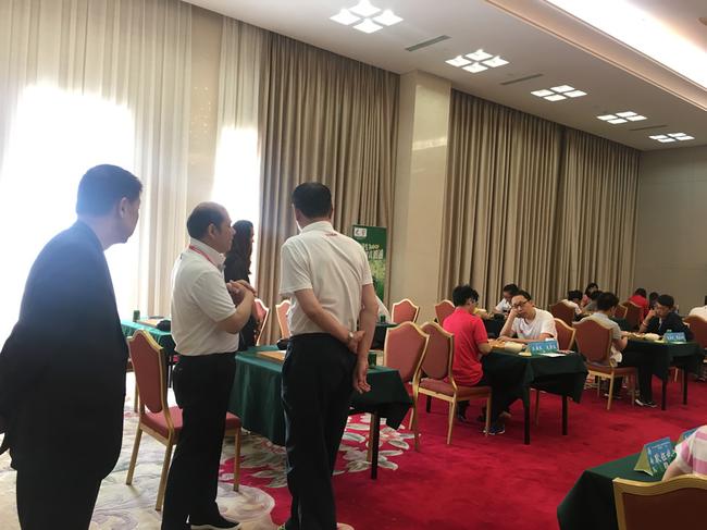 罗超毅提醒裁判长以棋手为主,赛场布置该调整调整。