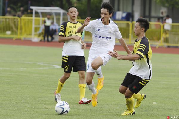 少儿不宜！张玉宁上半场与对方球员发生肢体冲突，两人各吃一黄