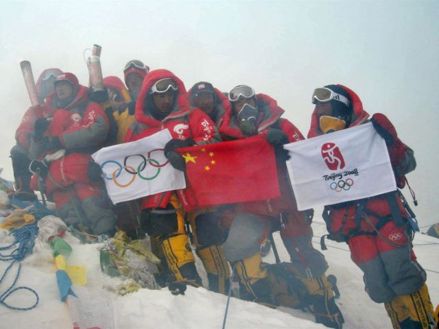 图为2008年5月8日，登山队员在峰顶展示中国国旗、奥运五环旗和北京奥运会会徽旗。新华社特约记者阿旺扎西摄