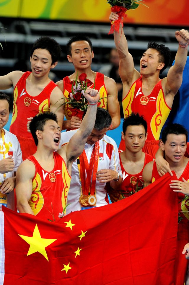 图为2008年8月12日，中国男子体操队教练和队员在颁奖仪式后合影当日，在国家体育馆举行的北京奥运会体操男子团体决赛中，中国队以286.125分的成绩获得冠军。新华社记者李紫恒摄