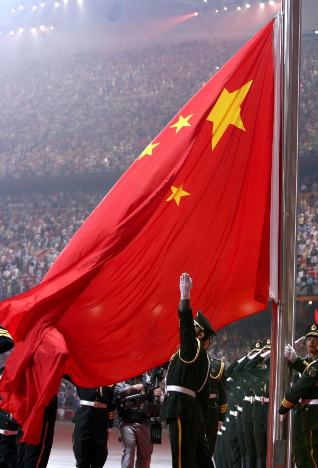 图为2008年8月8日，第29届夏季奥林匹克运动会开幕式上升中华人民共和国国旗。新华社记者陈建力摄