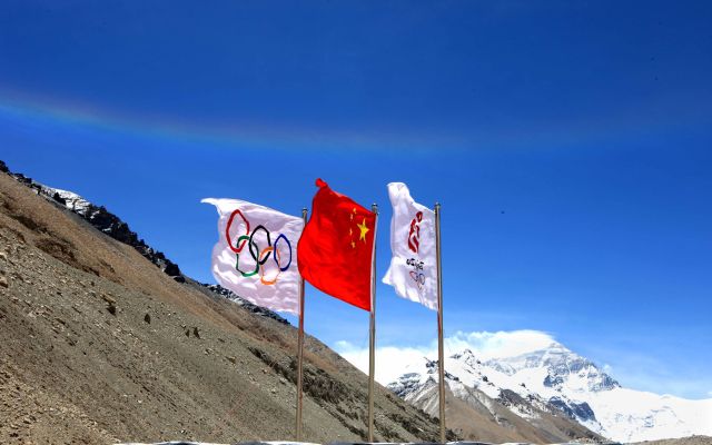 图为2008年5月8日，北京奥运火炬接力珠峰传递登山队成功登顶珠峰后，珠穆朗玛峰上空出现一道美丽的彩虹。新华社记者刘宇摄