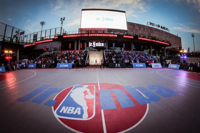 Jr.NBA篮球训练课本月开张 库里兄弟林书豪加