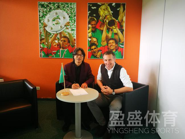 张全成先生和不莱梅体育总监鲍曼签约