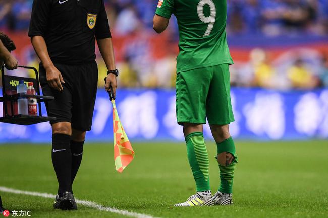 索里亚诺晒小腿受伤照片 被申花后卫刮三道杠