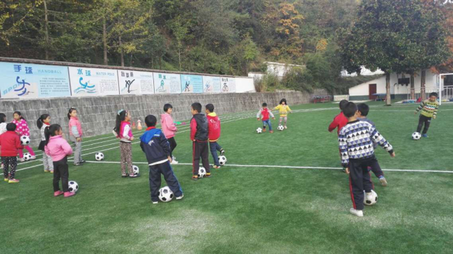 搜达足球赞助留坝县爱心球队 助足球少年体验