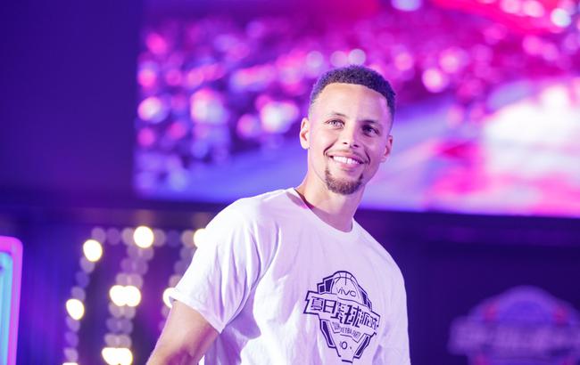 库里持总冠军奖杯引爆成都 这波狗粮撒的如何