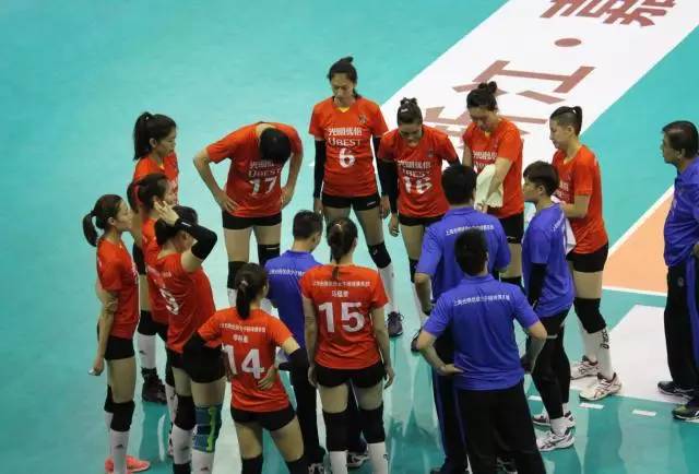 女排冠军赛上海3-1力克北京夺冠 张轶婵救球受