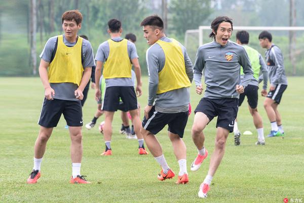 欧冠疯狂夜：共诞生43粒进球，出现5张红牌