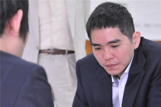李世石短发出战,收获胜利