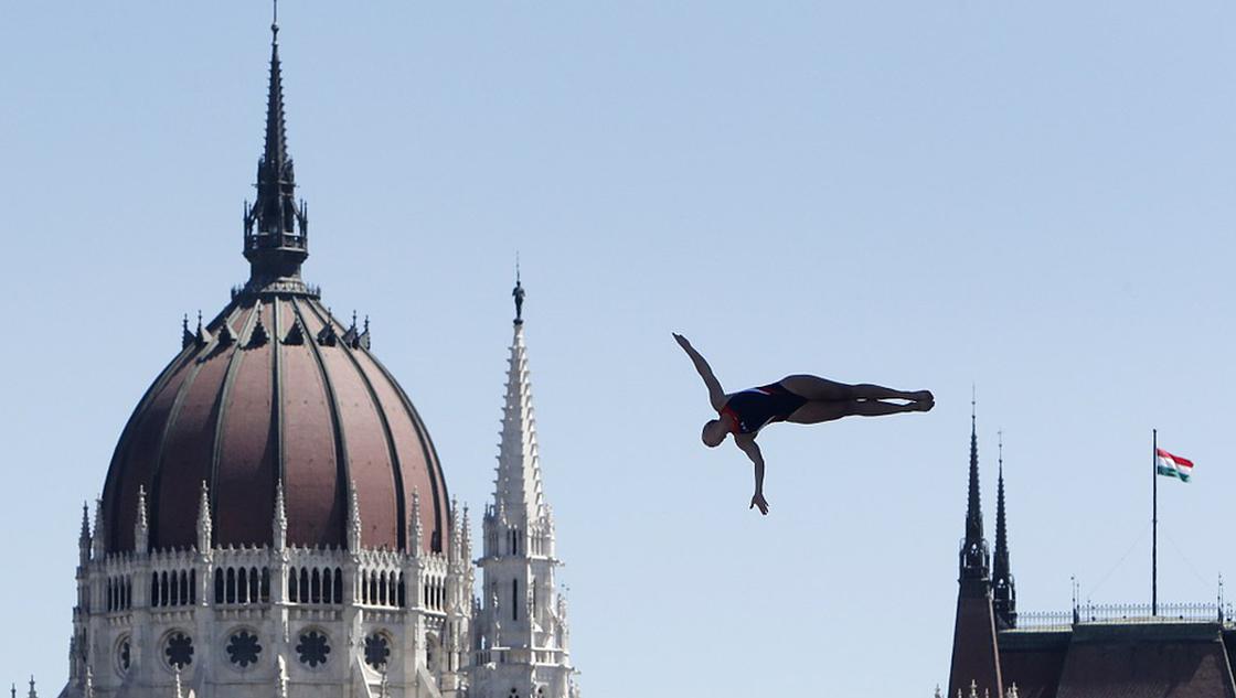 世锦赛女子高台跳水美如画