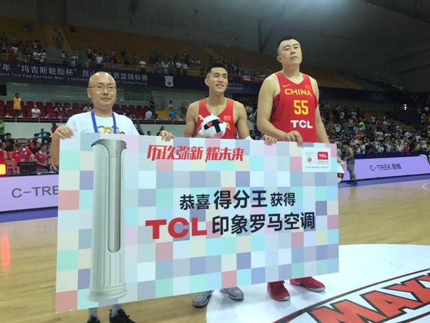 球迷团探营中国男篮 郭艾伦蒙着眼睛做互动_C