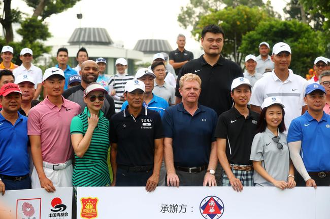 易建联卡特助阵2017姚基金慈善高尔夫球赛_NBA