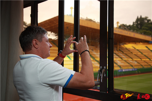主帅斯托伊科维奇正给涂上金色的越秀山体育场拍照