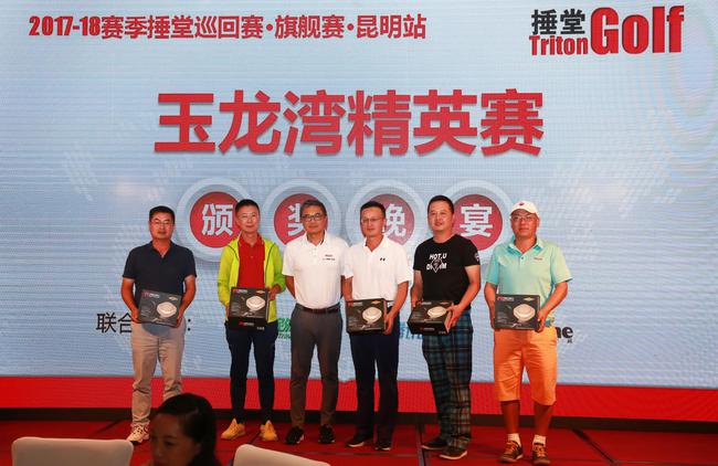上海迈可鼎广告有限公司运营总监杨光先生（左三）为获奖者颁