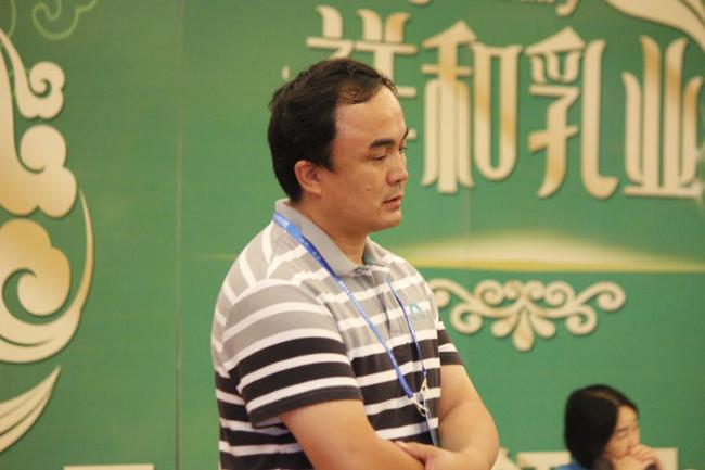 新疆维吾尔自治区国际象棋协会主席木斯塔法在比赛现场