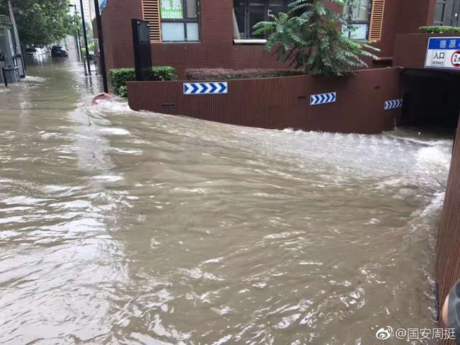 周挺家地下车库遭大水倒灌名车被淹 要维权到