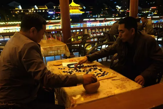 夜晚敦煌党河边下围棋的人们
王景旭/图