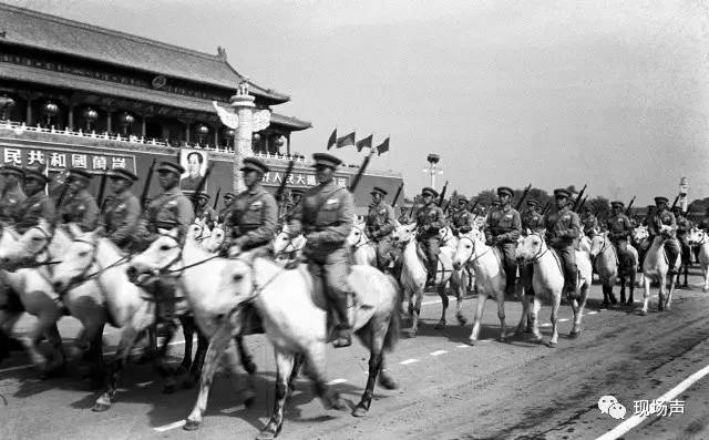 1950年10月1日，中国人民解放军骑兵部队通过天安门广场。