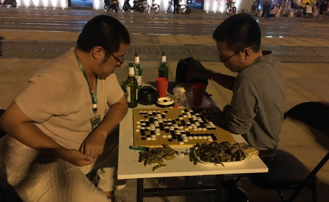 晚间的啤酒围棋赛趣味性十足