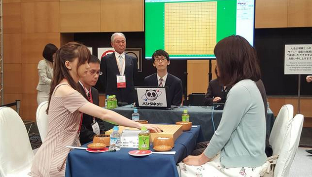 围棋女神黑嘉嘉在比赛中