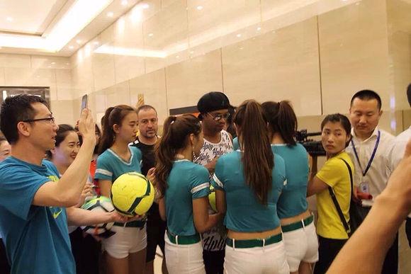 网曝小罗中国行一夜睡三女 为吃披萨耍大牌