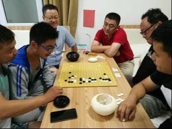 左起:鲁开峰、鲁泽宇、庞延、姜志强、王猛、彭潇然。
