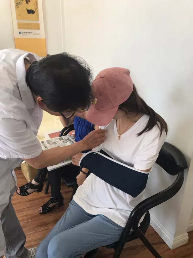 爱妻手臂受伤孙悦心疼:孩子妈也是不容易_CBA