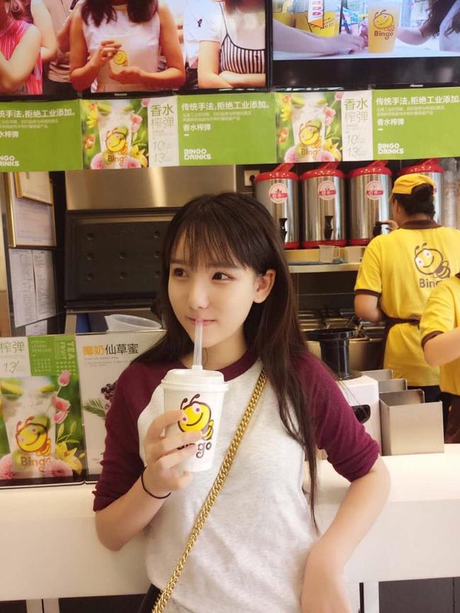 从英雄联盟到人气女主播 台下苦练只为粉丝开心满足