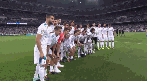 皇马时隔98天终获西甲奖杯 万人面前晒三大冠军