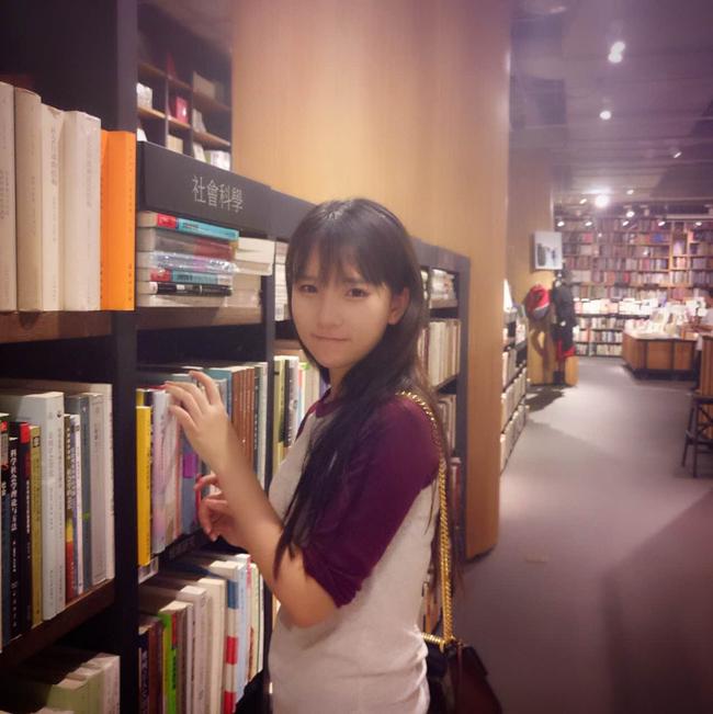 从英雄联盟到人气女主播 台下苦练只为粉丝开心满足