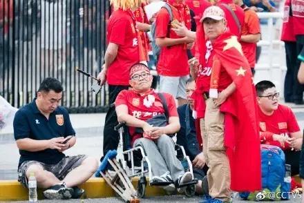 国足可以失望但请别绝望 最强第12人做永远的