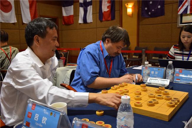 法国棋手泽维尔认真做记录