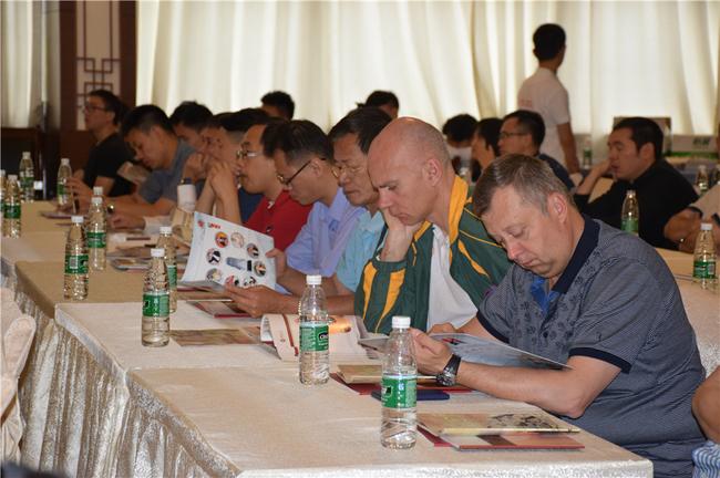 外国棋手认真阅读研讨会资料