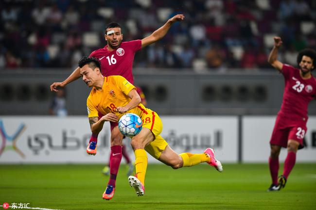 国足双前锋配合生疏 郜林禁区横传肖智遗憾跑