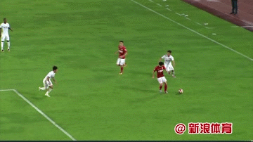 李学鹏禁区内摔倒