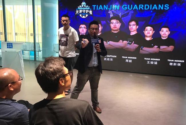 Raymond向台下选手展示抽签结果,以示公正