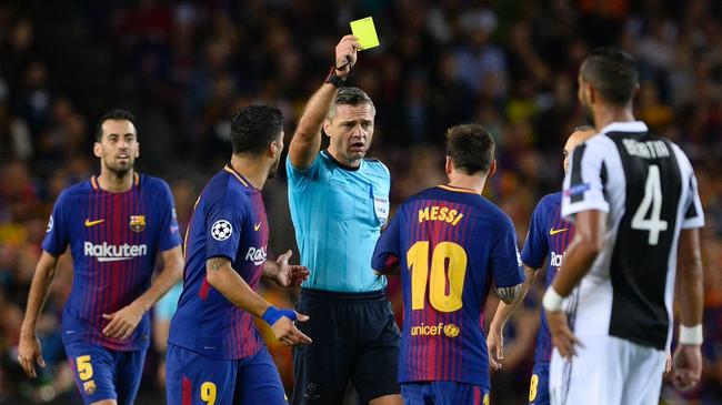 梅西罕见怒怼裁判!做手势+抓脖子 被出示黄牌