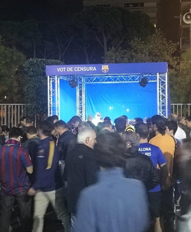在比赛日球场外收集选票