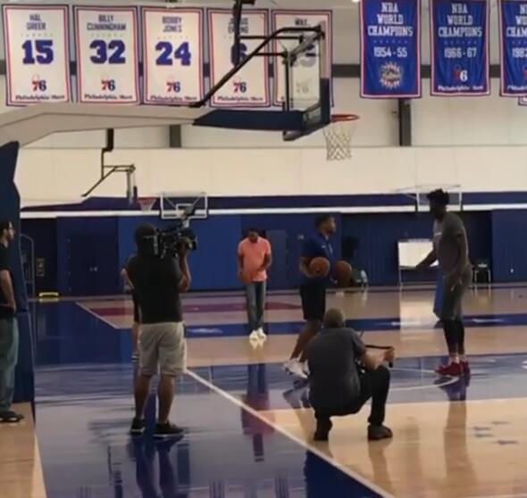 麦蒂晒与大帝状元训练视频 这一身亮粉真是骚