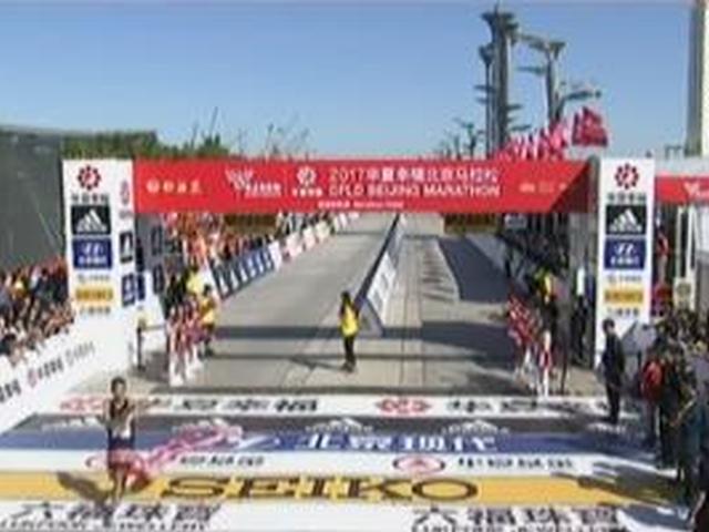 调皮男跑者冲女子线