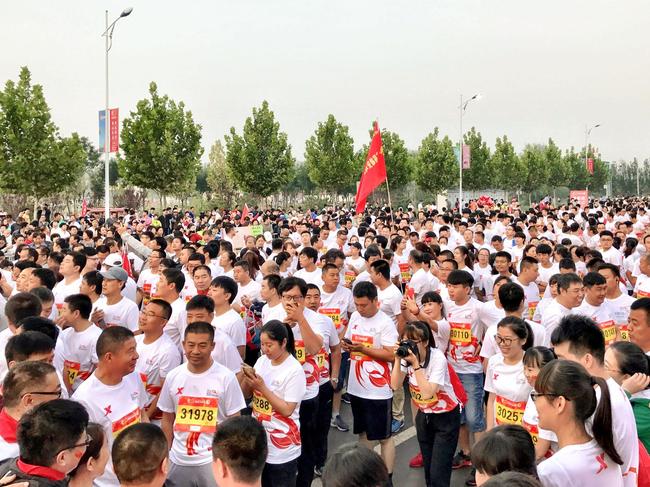 直击2017雄安半程马拉松 见证真跑者跑上瘾_