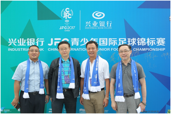 中体未来总经理郭小伟,中国足协副主席李毓毅,中奥集团总裁、全国体育运动学校联合会常务副理事长刘亚群,中体未来董事长王健光合影(从左至右)