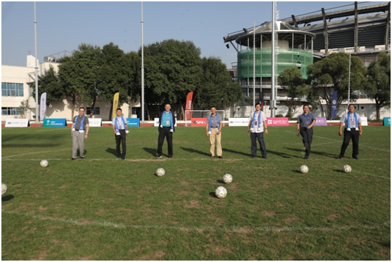 参加开幕式的嘉宾为揭幕战开球