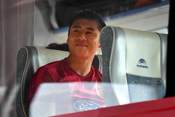 少儿不宜！张玉宁上半场与对方球员发生肢体冲突，两人各吃一黄