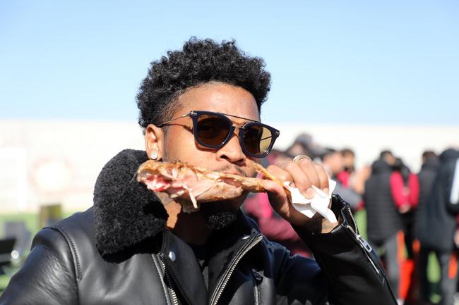 亚泰开绿茵中秋PARTY吃烤羊 全队感受大家庭