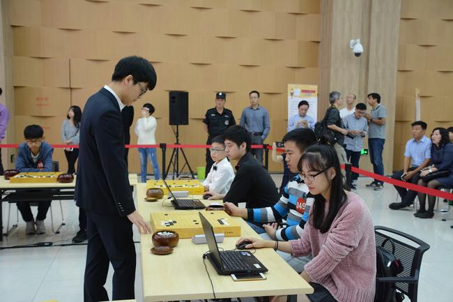 柯洁指导少年棋手