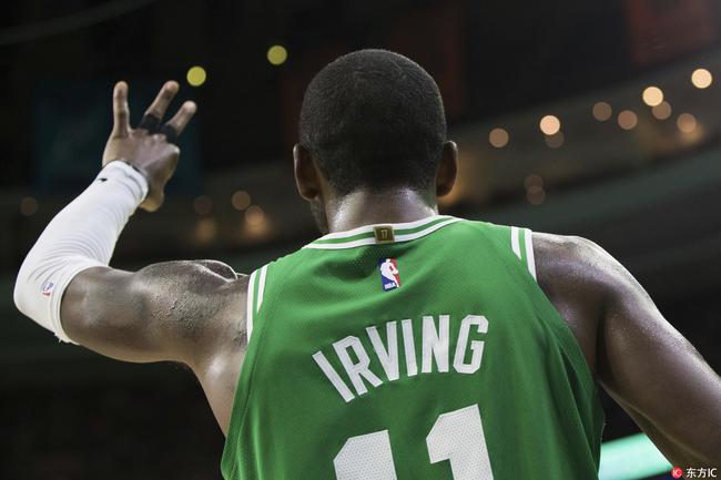 暖!欧文赛后赠鞋给骑士球迷 这一幕看哭克城人