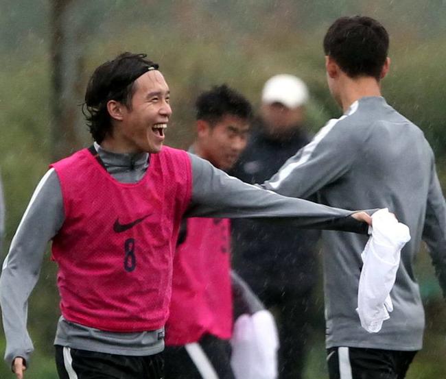 张修维参与权健合练 面带笑容与队友有说有笑|图_中超_新浪竞技风暴_新浪网