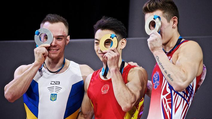 体操世锦赛邹敬园双杠摘金